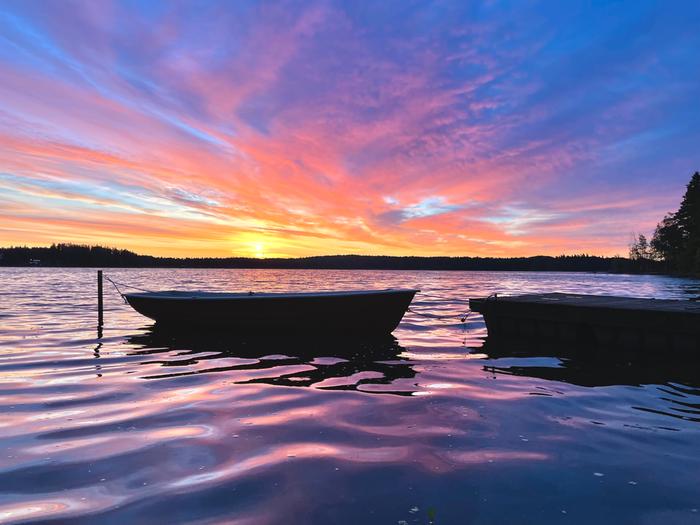 Elokuinen aamu Elokuisen aamun väriloistoa Littoistenjärvellä.