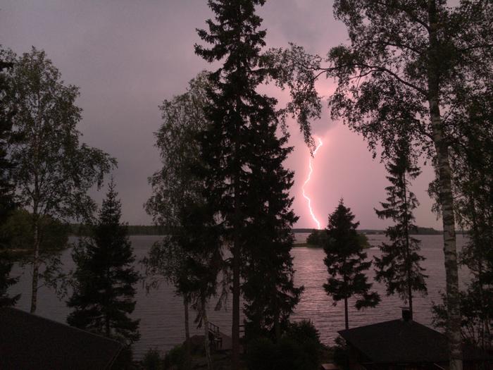 Salamointia kesäillassa.