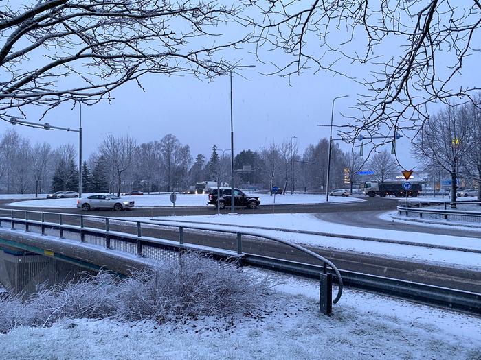 Lumisadetta Tuusulassa marraskuisena aamuna.