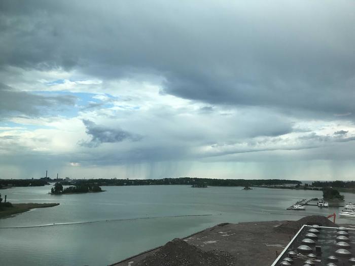 Peräkkäisten sadekuurojen jono.