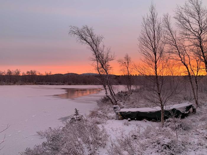 Pakkasaamu Inarissa Kettujoen rannalla.