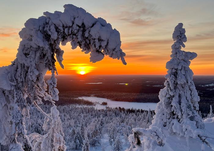 Helmikuinen auringonlasku.