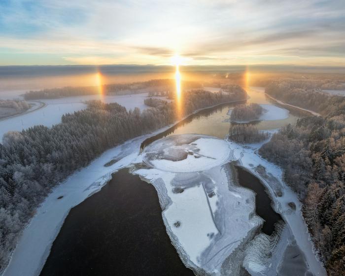 Jäähyrrä ja halo Kymijoella.