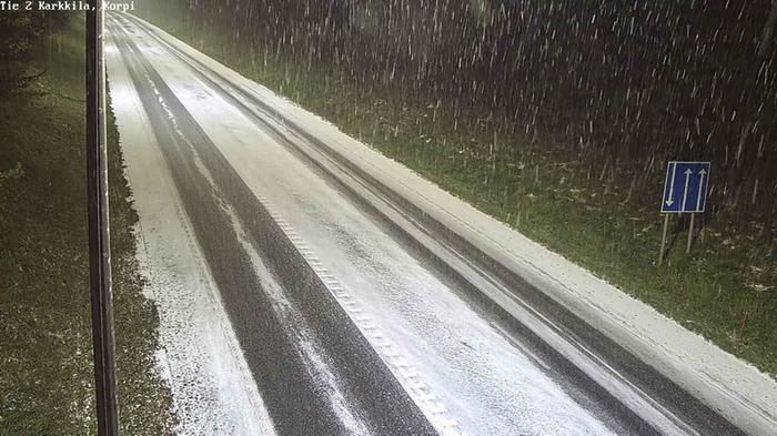 Lumisadetta Karkkilassa Maa oli aamulla valkeana Karkkilassa lokakuun 19. päivä 2023.