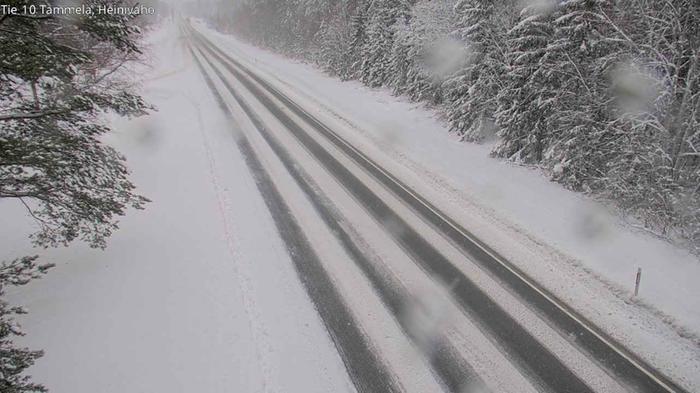 Ajokeli on lauhtumisen ja lumipyryn vuoksi osassa maata jopa erittäin huono. Kanta-Hämeen Tammelassa ajokeli oli puolenpäivän jälkeen luminen.
