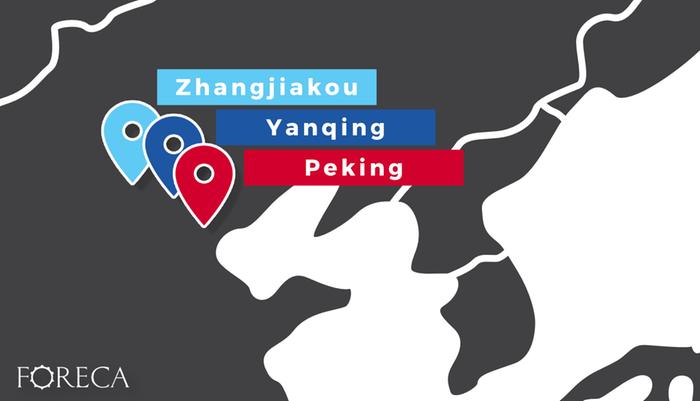 Olympiakylät sijaitsevat Pekingin ympäristössä. Yanqing sijaitsee n. 60 ja Zhangjiakou n. 160 kilometriä Pekingin luoteispuolella. Mitä kauemmas sisämaahan mennään, sitä mantereisemmaksi talvi-ilmasto käy. Helmikuun keskimääräinen sademäärä on alueella neljästä viiteen millimetriä.