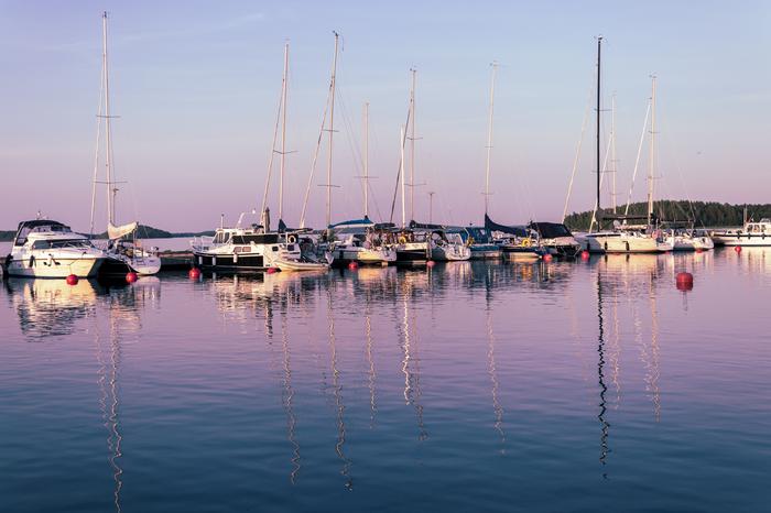 Kesäilta Ilta venelaiturilla.