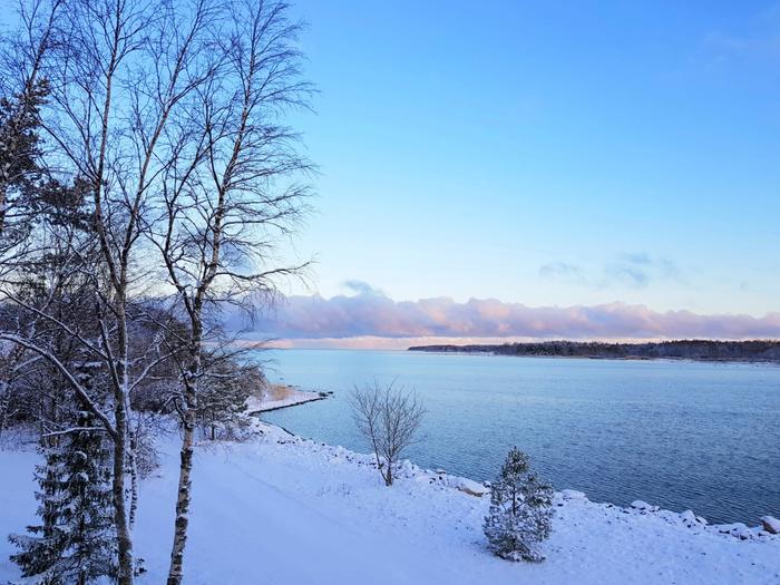 Maa oli valkeana aamulla 30. maaliskuuta 2020 Eurajoen Kuivalahdella.
