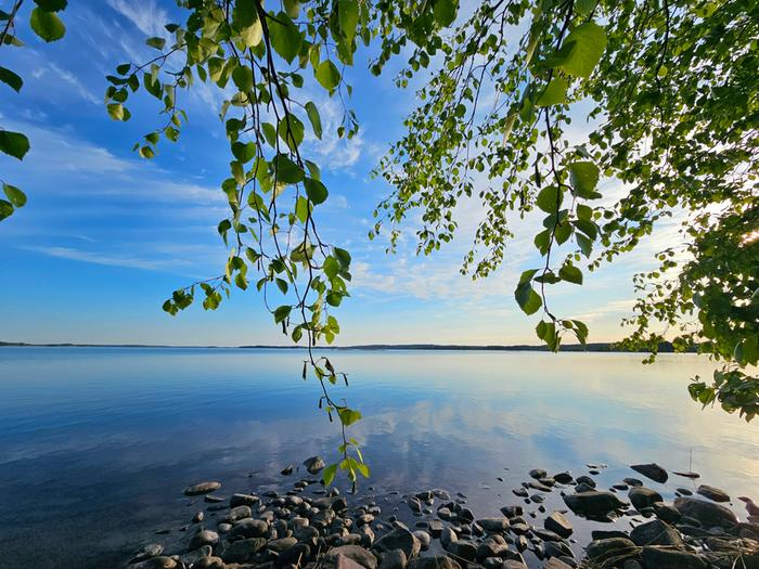Korkeapaine tuo kesällä sinisen taivaan ja tyynen sään. Korkeapaine tuo kesällä sinisen taivaan ja tyynen sään.