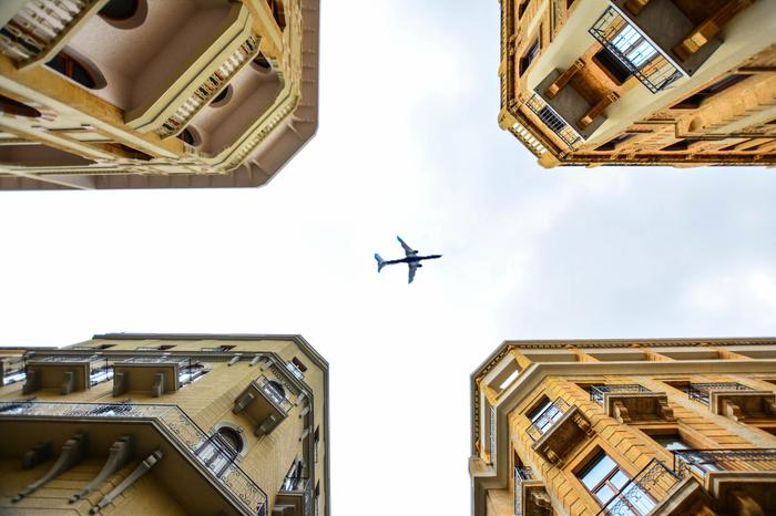 Lentokone taivaalla Lentokone kuvattuna taivaalla.