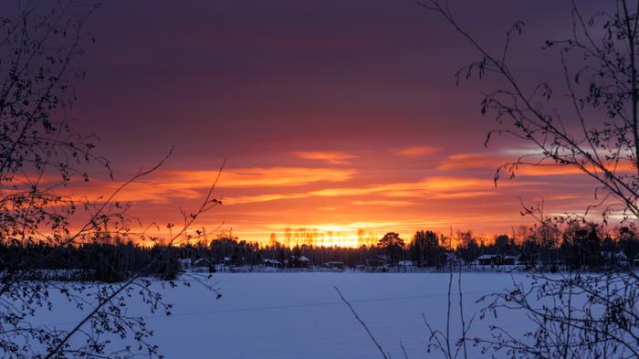 Värikäs tammikuun auringonlasku Utajärvellä.