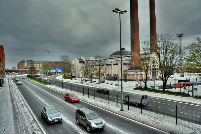 Ensilumi ja nollan molemmin puolin poukkoileva lämpötila saivat ajokelin liukkaaksi. Myös mustaa jäätä voi esiintyä jos pilvipeite rakoilee.