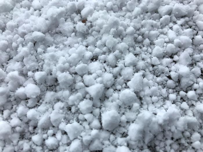 Suuret lumirakeet ovat tyypillisesti kartion muotoisia ja hyvin hauraita.