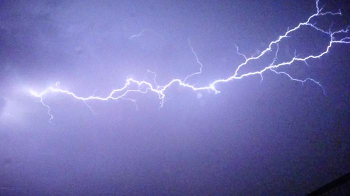 Salamanisku taivaan poikki.