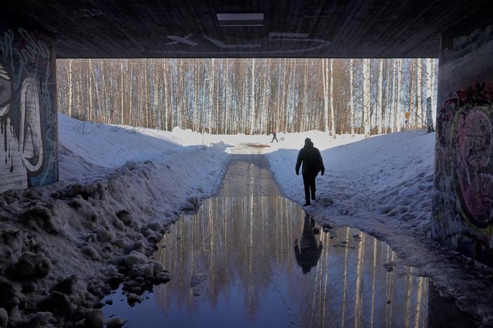 Luminen sulaminen aiheuttaa suuria lammikoita Luminen sulaminen aiheuttaa paikoin suuriakin lammikoita.
