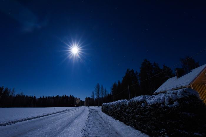 Kuutamo pakkasyönä Nurmeksessa.