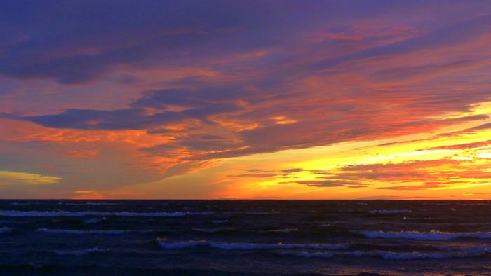 Auringonlasku savuisessa ilmassa Auringonlasku värjäsi pilvet keltaisiksi ja punaisiksi Lohtajalla.