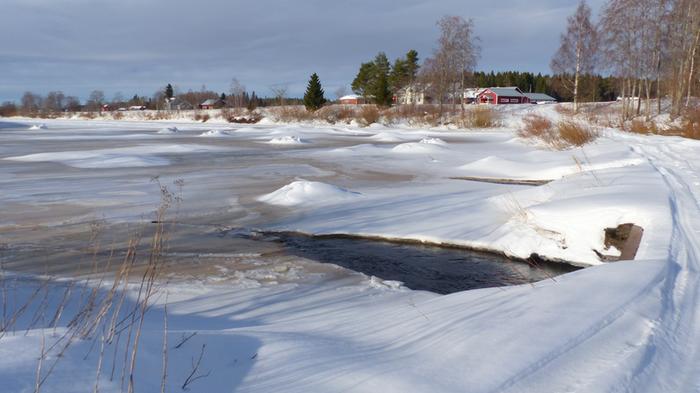 Varsinkin virtapaikoissa jäät ovat heikkoja.