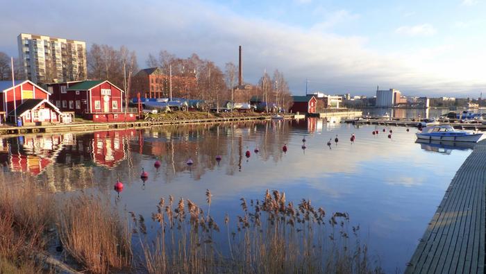 Aurinkoinen syyspäivä Vaasassa Syksyisen runsas pilvisyys väistyy ja aurinkoa näkyy.