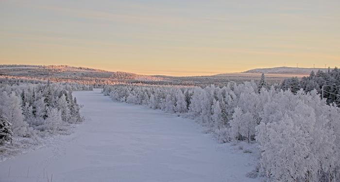 Muonio kireän pakkasen päivänä.