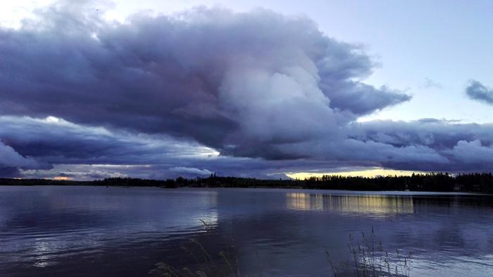 Tummia pilviä Kokkolan Ruotsalossa heinäkuussa 2020.