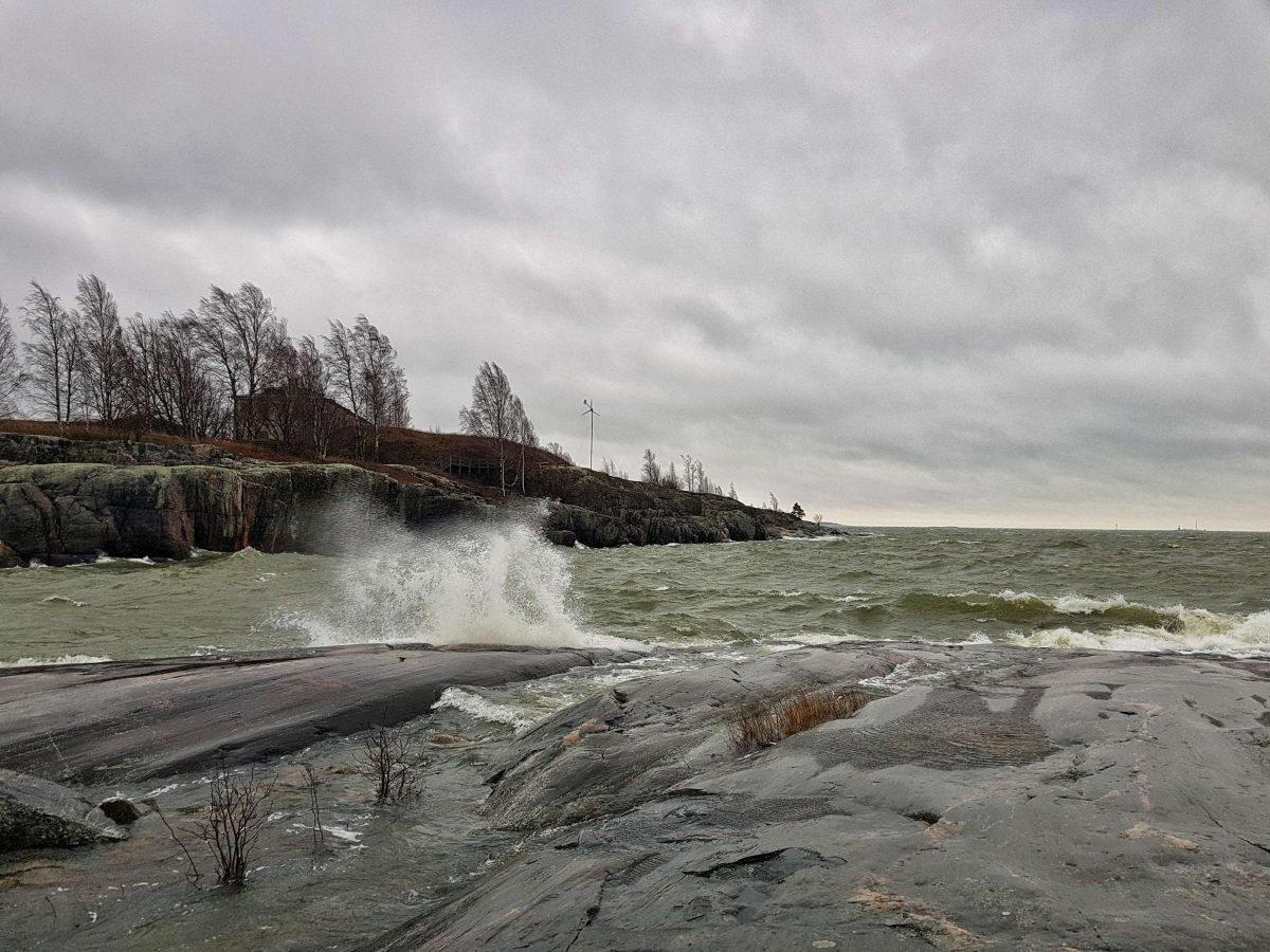 Voimakasta tuulta ja aaltoja Uunisaaressa.
