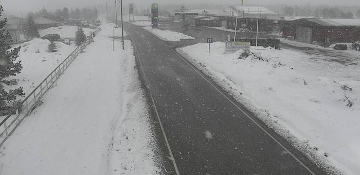 Lumisateita tiellä 92 Inarissa 14. toukokuuta 2020 kello 12.40.