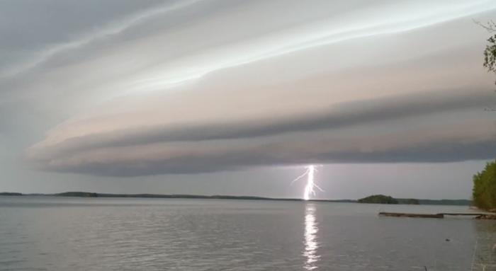 Vyörypilvi ja salama Kerimäellä toukokuussa 2021.