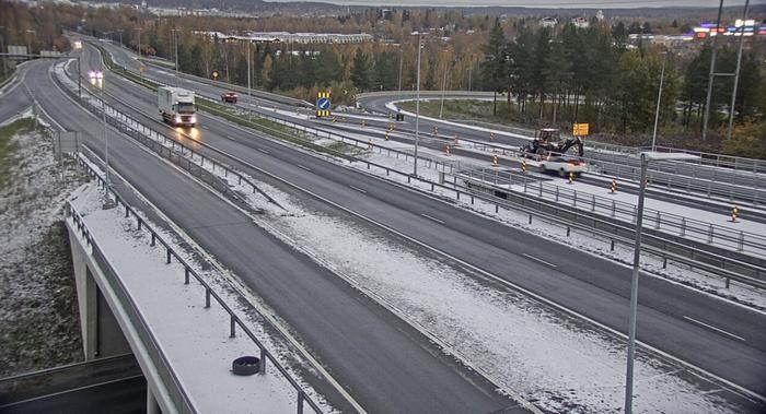 Hämeenlinnassa oli vähän lunta tien reunamilla aamulla 19. lokakuuta 2023.