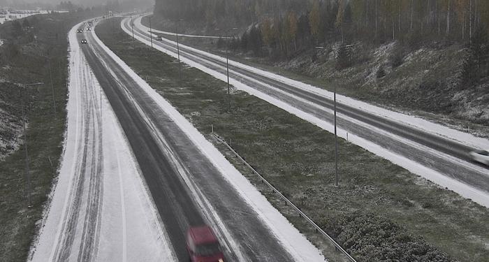 Lempäälä Lempäälässä kolmostiellä oli lunta 19. lokakuuta 2023.
