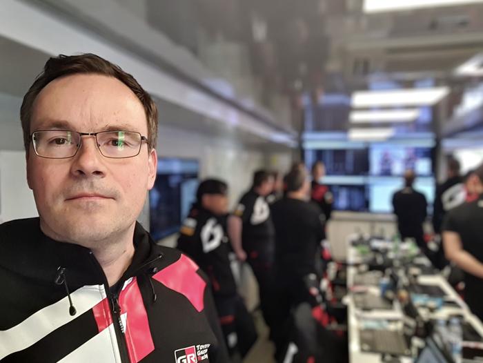 Kristian Roine Meteorologit työskentelevät tiiviisti Toyotan muun tiimin kanssa. Tässä kuvassa meteorologi Kristian Roine on tiimin työtilassa.