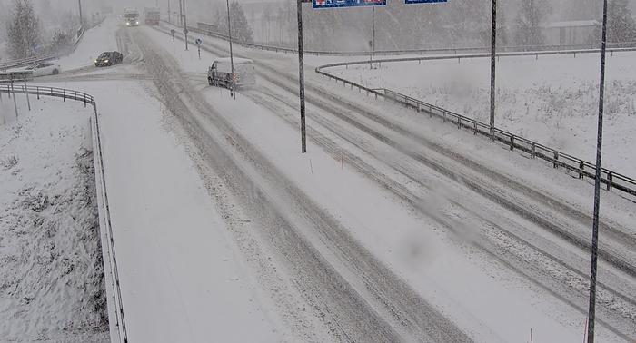 Lumisade huononsi ajokeliä Porissa lokakuun lopussa 2023.
