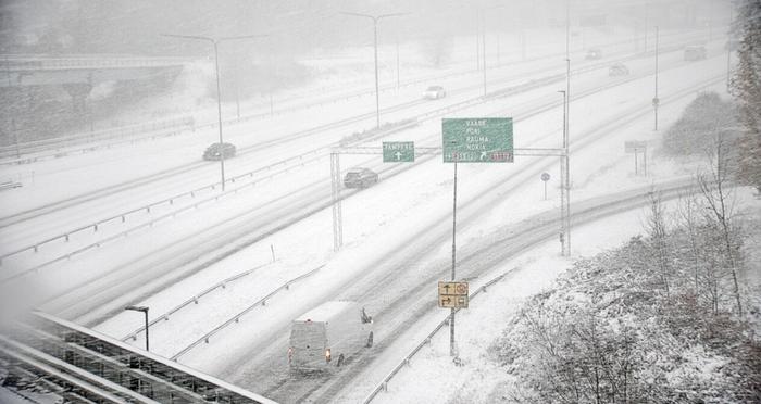 Lumipyryä Tampereella Lumisade huononsi ajokeliä Tampereella lokakuun lopussa 2023.
