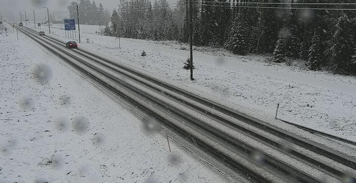 Lumisade huononsi ajokeliä Kiteellä 9. lokakuuta 2023.