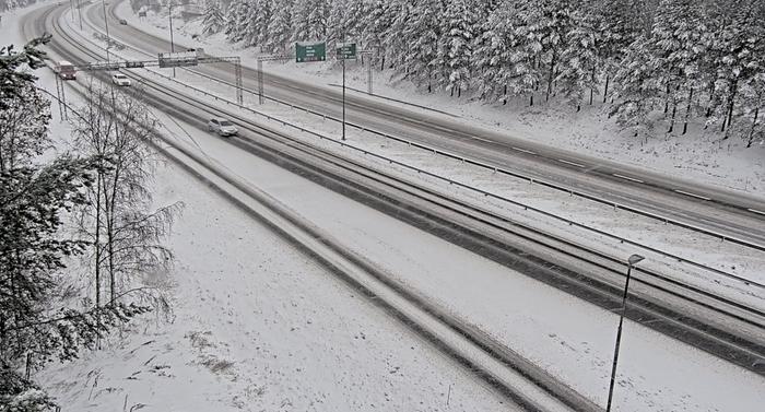 Lumisade huononsi ajokeliä Tampereella marraskuun alussa 2023.