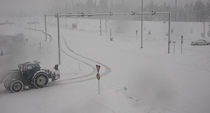 Lumisateet huononsivat ajokeliä Kuhmossa toukokuun alussa 2023.