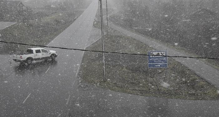 Kilpisjärvellä satoi ajoittain lunta ja räntää toukokuun viimeisenä päivänä 2023.