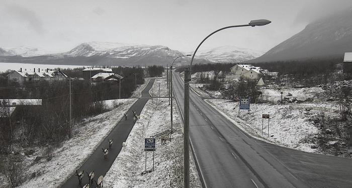 Kilpisjärven raitilla oli kulkijoita lumisissa maisemissa aamulla 1. kesäkuuta 2023.