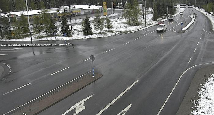 Kuusamossa lunta jäi tienpientareille kesäkuun alussa 2023.