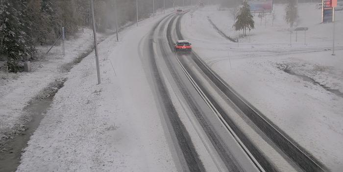 Lumisade huononsi ajokeliä Kittilässä 20. syyskuuta 2023.