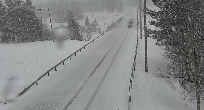 Lumisade huononsi ajokeliä paikoin Lapissa vappuaattona 2024.