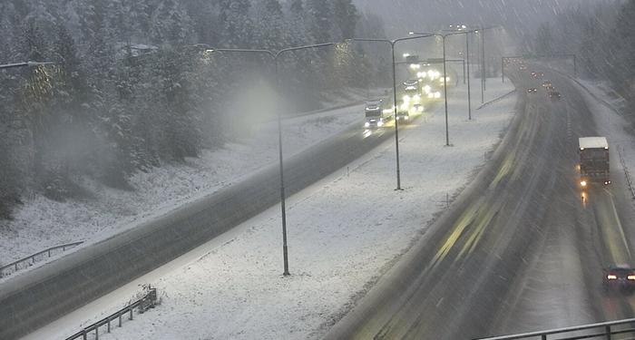 Lumisadetta Lumisade huononsi ajokeliä Hyvinkäällä 1. marraskuuta 2024.