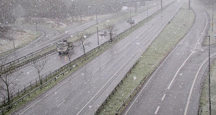 Vappuaatto 2025 käynnistyi lumisateilla Turussa.