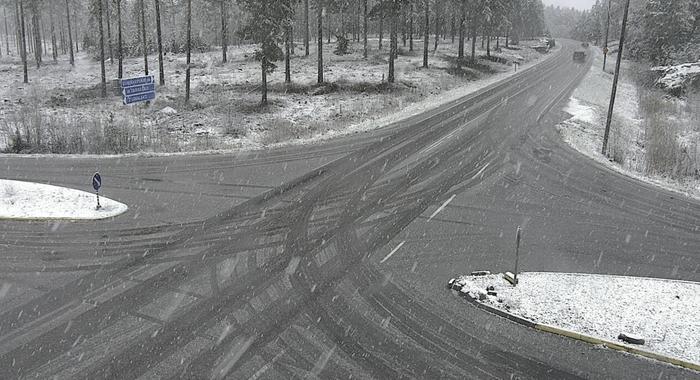 Uudessakaupungissa lunta jäi paikoin tienpientareille vappuaattona 2025.