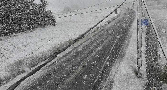 Lumisade huononsi ajokeliä vappuaattona 2025 lounaisessa Suomessa.