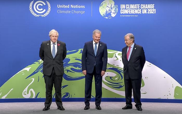 Ison-Britannian pääministeri Boris Johnson (vasemmalla) ja YK:n pääsihteeri António Guterres (oikealla) vastaanottivat presidentti Niinistön YK:n COP26-ilmastokokoukseen Glasgow’ssa 1. marraskuuta 2021.