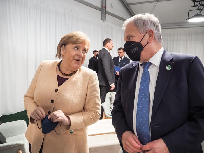 Presidentti Sauli Niinistö ja Saksan liittokansleri Angela Merkel keskustelivat YK:n COP26-ilmastokokouksessa Glasgow’ssa 1. marraskuuta 2021.