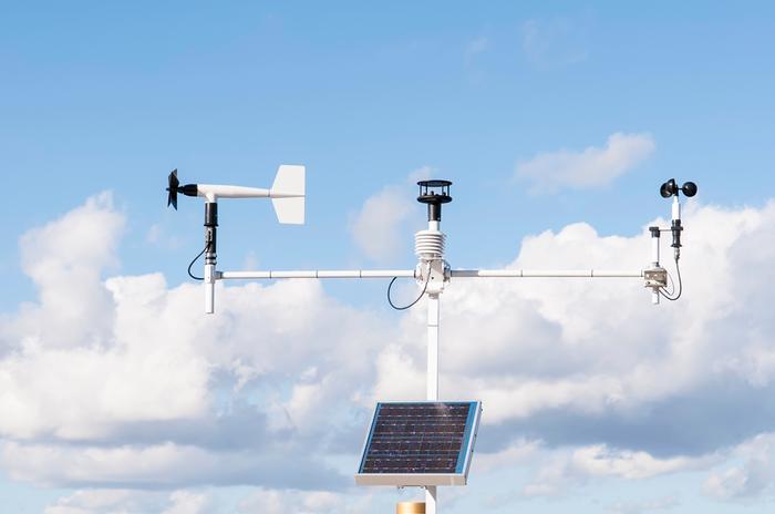 Sääasema mittaa sään eri parametrejä, kuten lämpötilaa, tuulen suuntaa ja nopeutta, sadetta ja pilvisyyttä.