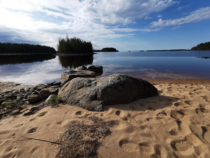 Osassa pohjoisen järviä on vielä jääpeite, mutta virallisten havaintojen mukaan Oulujärvellä jääpeitettä ei enää ole.