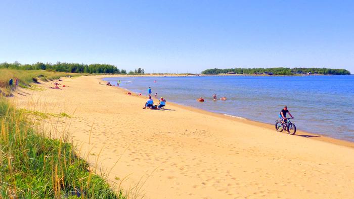 Kesälämpöä hiekkarannalla Lohtajalla.
